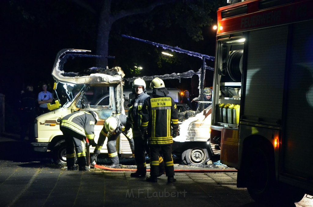 Auto 1 Wohnmobil ausgebrannt Koeln Gremberg Kannebaeckerstr P5420.JPG - Miklos Laubert